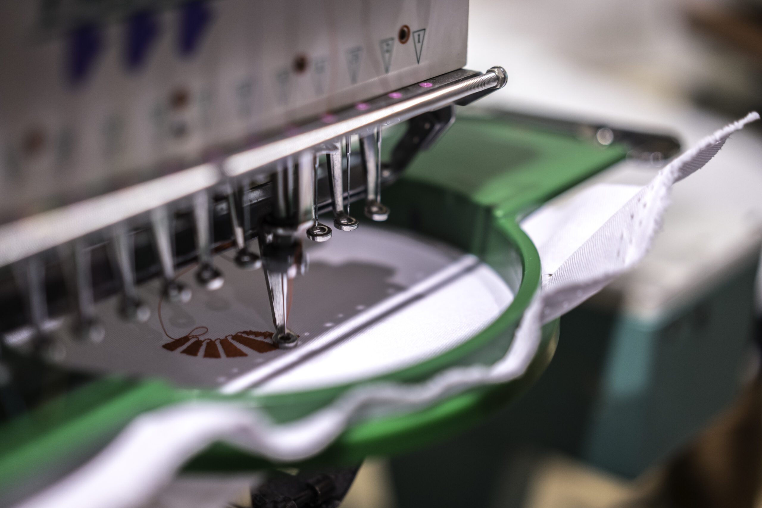 automatische-industrielle-naehmaschine-durch-digitales-muster-moderne-textilindustrie